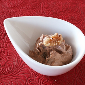 チョコ豆腐/水切りをしたチョコ豆腐を、クルミとレーズンと和えて