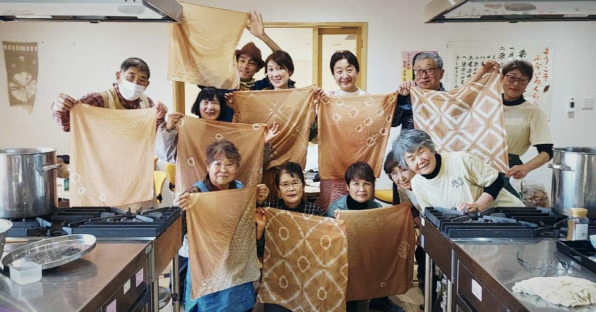 体験の例:只見のブナの葉で世界で一つだけのトートバッグを染めよう