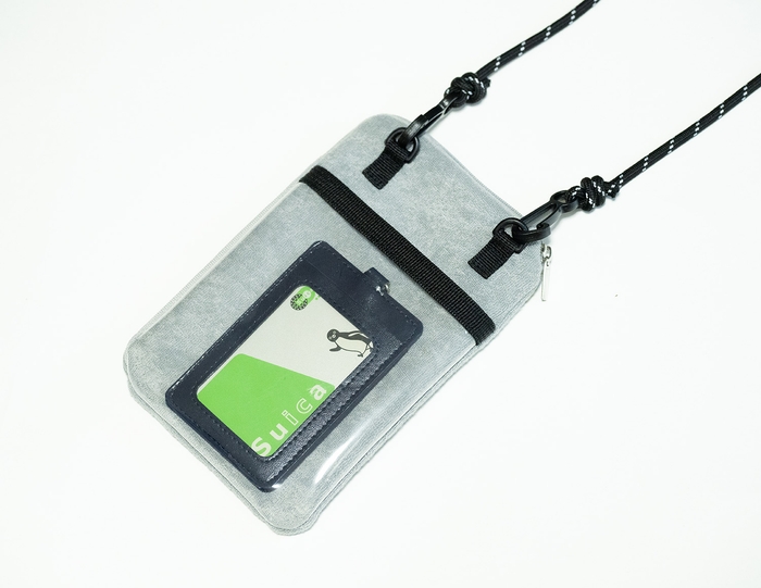 裏側のクリアポケットが使える!