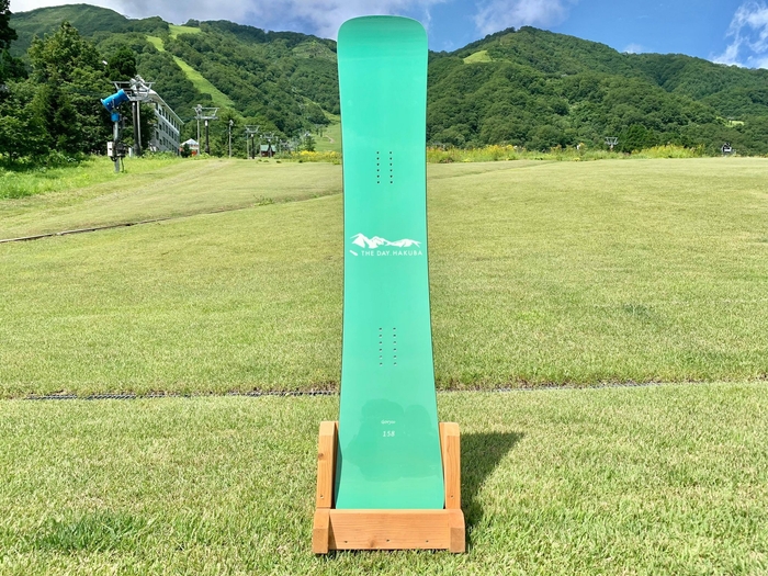 「THE DAY.HAKUBA」シリーズのHakuba Goryuモデル(https://hakuba-special.jp/)のスノーボード「Hakuba Goryu 158cm」価格30,800円(税込) (税抜 28,000円)五竜ナイター1日券付