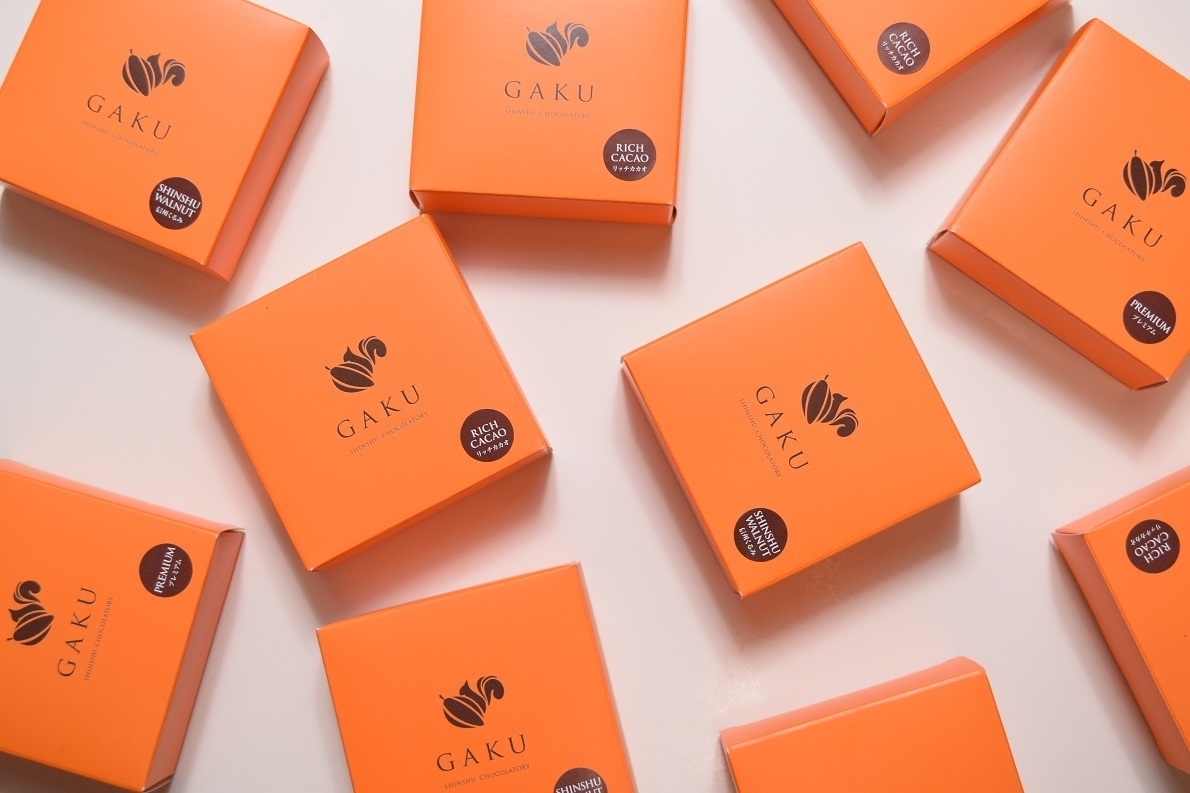 イメージカラーはオレンジ!カカオを持ったリスのロゴが目印