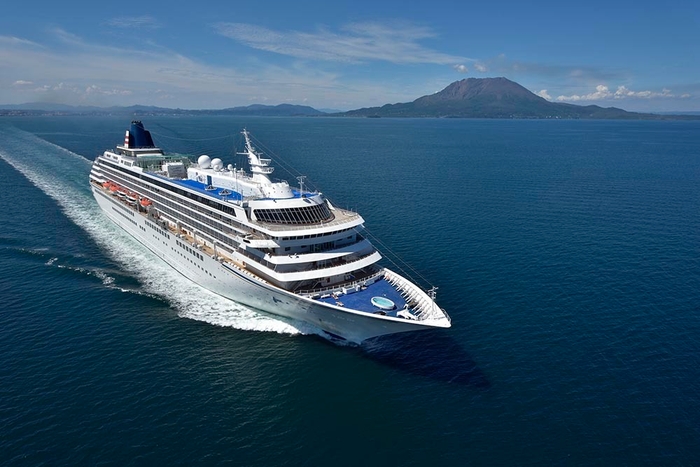 飛鳥IIと桜島(撮影：中村武弘)