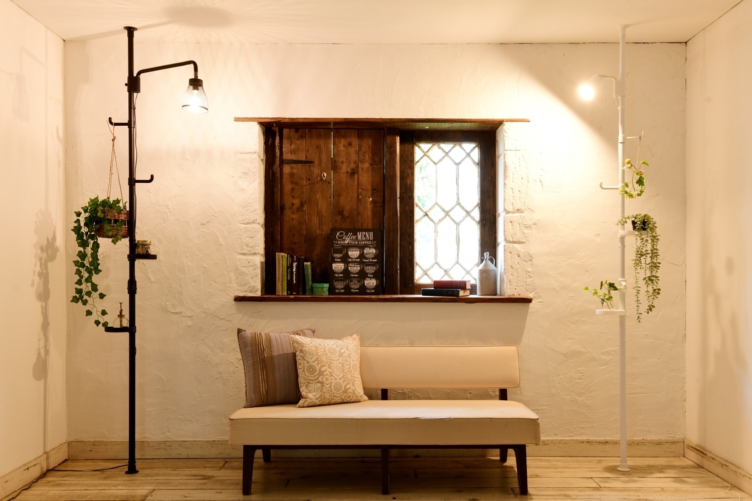 特長1. 工事不要!突っ張り式のインテリアライトがおしゃれに照らす