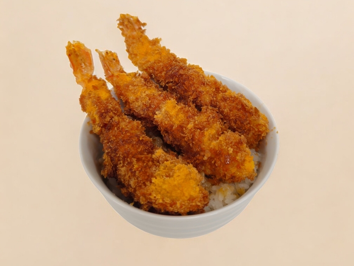 半額メニューのえび丼。プリプリさくっがたまらない人気メニュー。