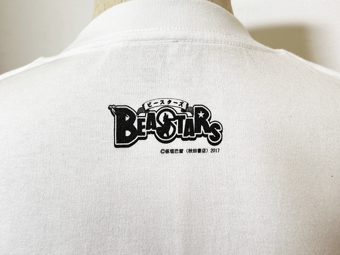 背面の襟下には「BEASTARS」のロゴ