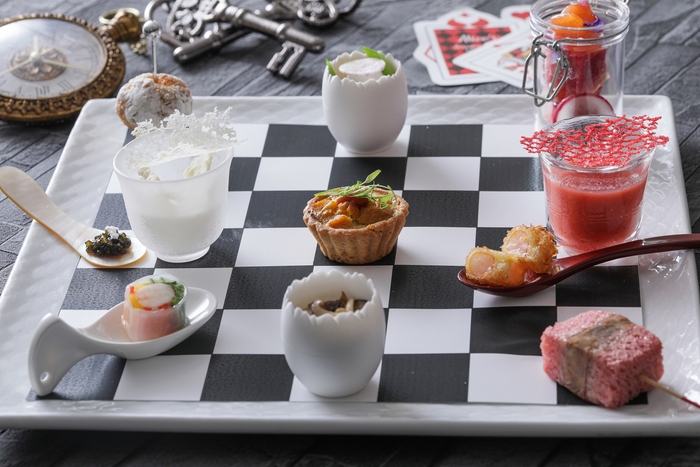 ▲チェスに見立てた9種類のオードブル :左縦列が白の女王を、中央列がハンプティ・ダンプティ、右縦列が赤の女王から着想した9品の料理