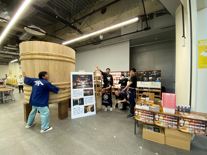 職人が魂込めた木桶醤油がズラリ