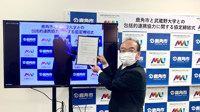 締結式の様子(左:鹿角市市長 児玉 一、右:武蔵野大学学長 西本 照真)