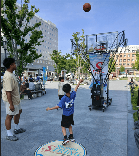 シューティングマシンで遊ぶ子ども