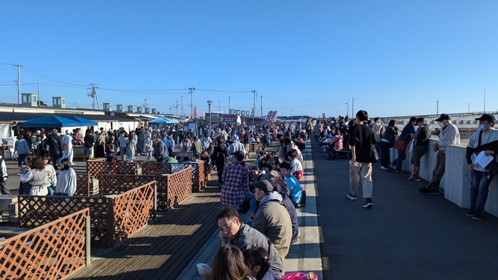 会場のにぎわい