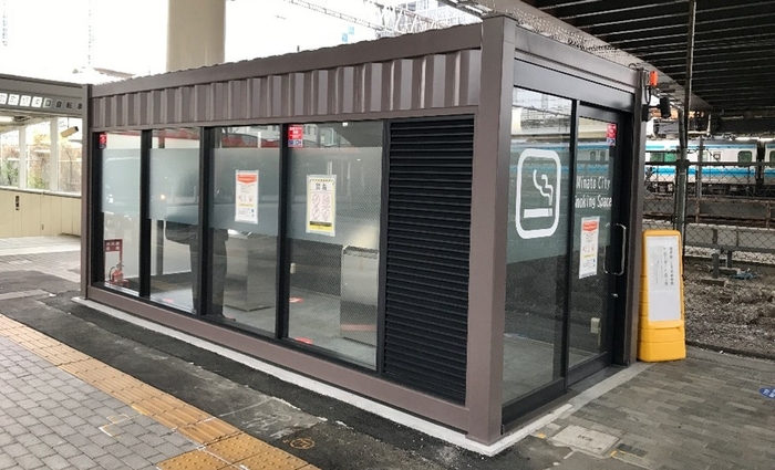 <コンテナ型喫煙所 田町駅東口デッキ下 外観>