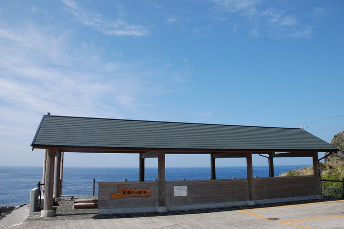 八丈島観光協会WEBサイトより／足湯きらめき外観　※2025年台風22・23号の影響で屋根が無い可能性がございます、ご了承ください