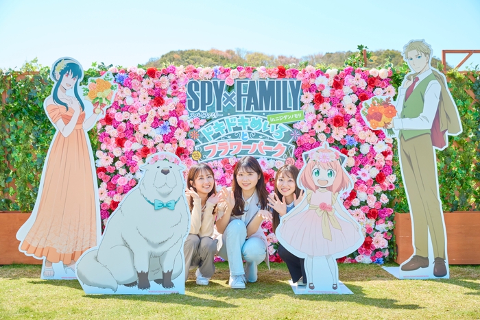 ▲オリジナルデザインのフォージャー一家と記念写真