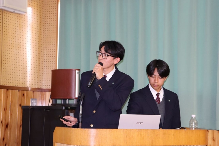 研究成果を発表した横倉さん(左)と井上さん(右)