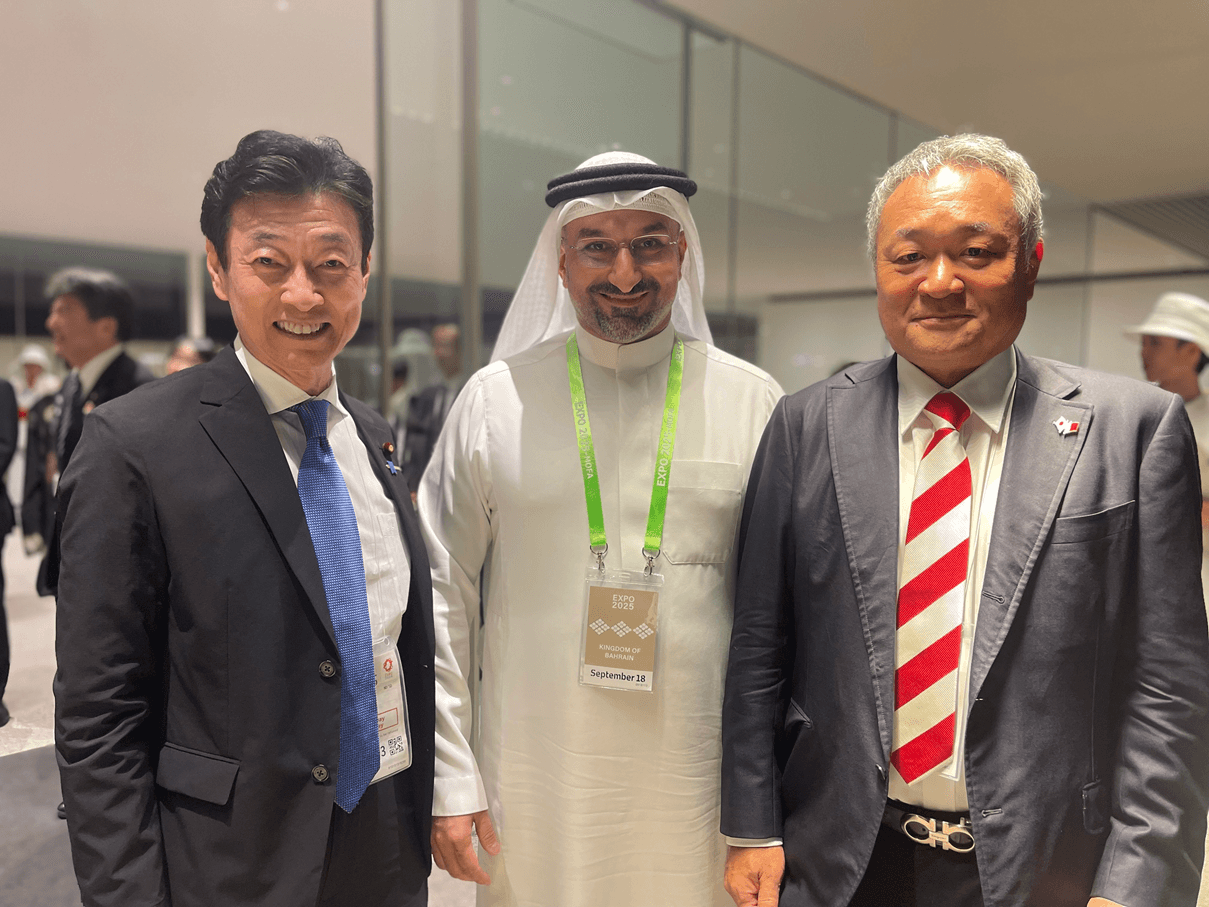 左から:西村 康稔 前経済産業大臣、アブドゥラ・ビン・アデル・ファクロ バーレーン王国産業商業大臣、小出 光宏 ナツメアタリ株式会社 代表取締役社長