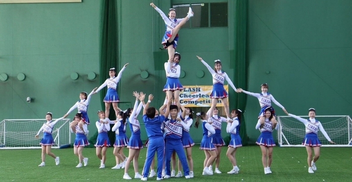 近畿大学応援部チアリーダー部によるパフォーマンスの様子