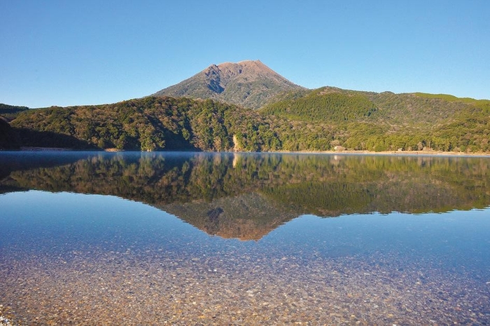 水面と反射する高千穂峰
