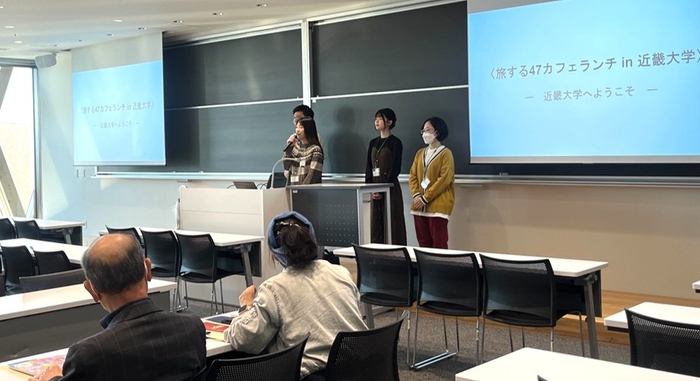 令和5年(2023年)10月18日に実施されたツアーで、学生が参加者に挨拶する様子