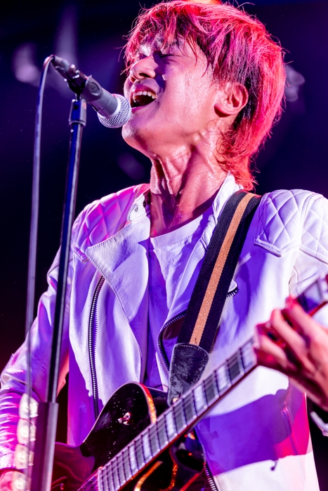 佐々木亮介(Vocal & Guitar)