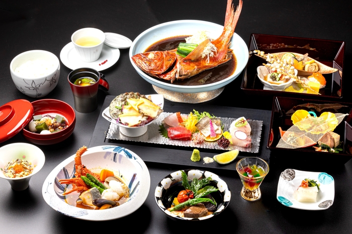 夕食の特選コース「黄金」　伊勢海老、アワビ、和牛料理など