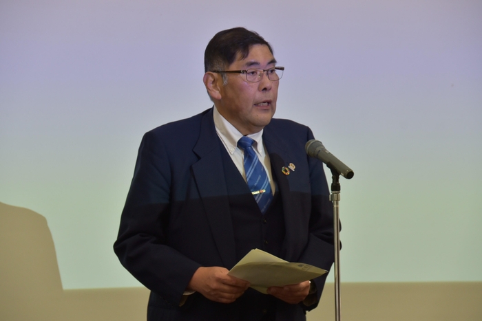 あいさつする小原学長