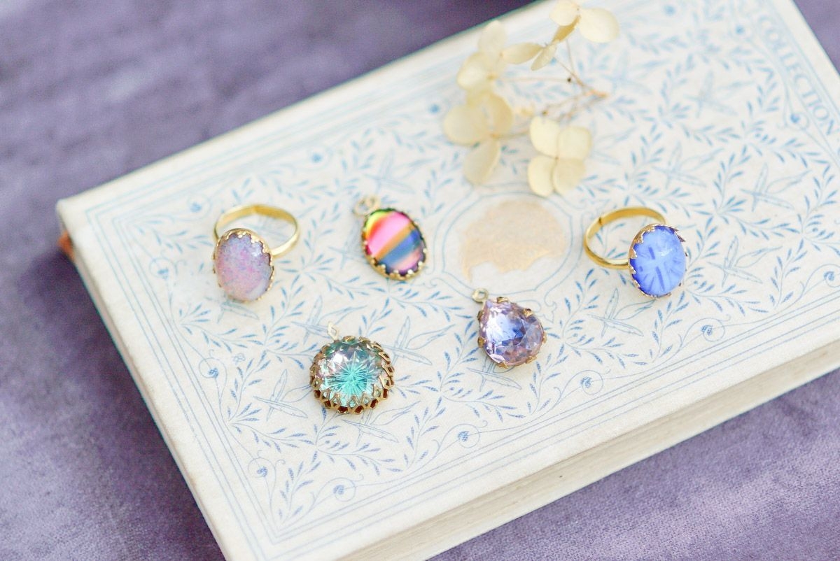 台座も豊富!店内でアクセサリー作りも体験できます