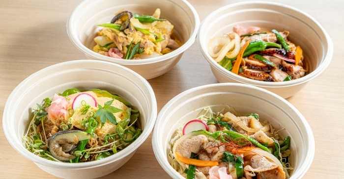 ▲「京ばんざい」テラス席限定どんぶり4種(右前:淡路えびすもち豚丼、右奥:淡路鶏照り焼き丼、 左前:京ばんざいハイカラ丼、左奥:淡路島産親子丼)