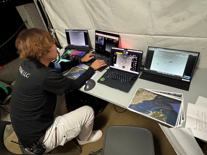 （画像１）宮島での夜間オペレーション風景　リアルタイムでの航行監視を実施