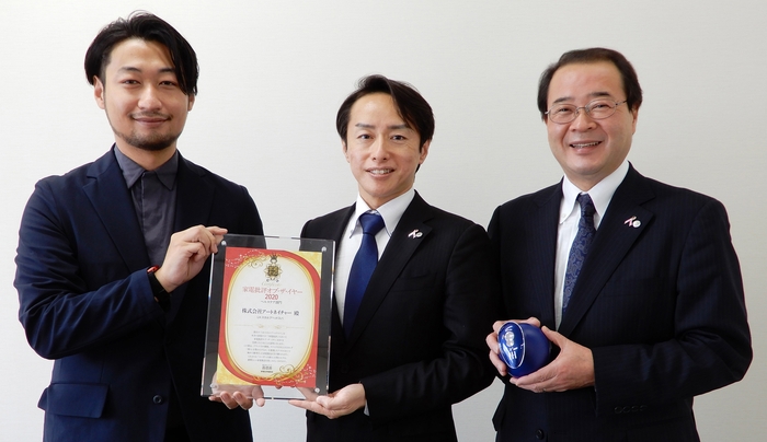 (左から)月刊家電批評 浅沼伊織編集長、株式会社アートネイチャー 執行役員 商品開発部 部長 石木淳夫、執行役員 外販商品営業部 部長 藤岡毅純