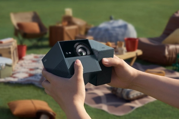 TCL PROJECTOR「PlayCube」日本上陸！ “手のひらでひねる”シネマ体験―　 9月5日からGREEN FUNDINGで先行支援受付開始