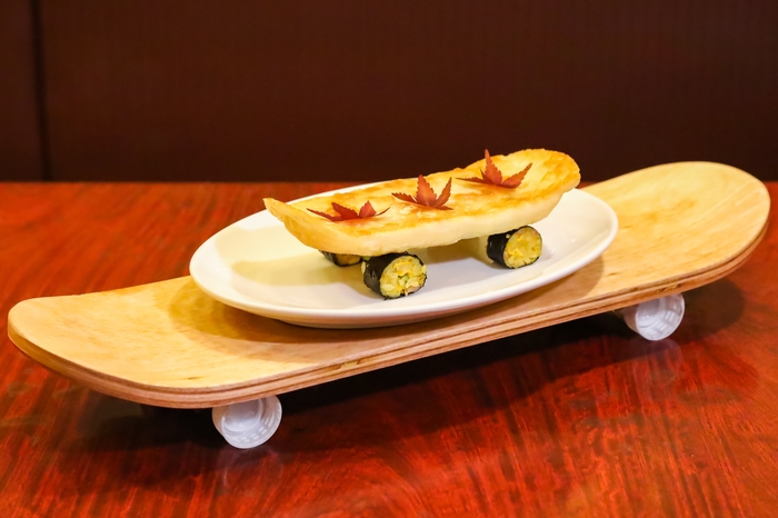 イッツショータイム!スケボーテーブルで登場!餃子とスケボーのリアル二刀流!?