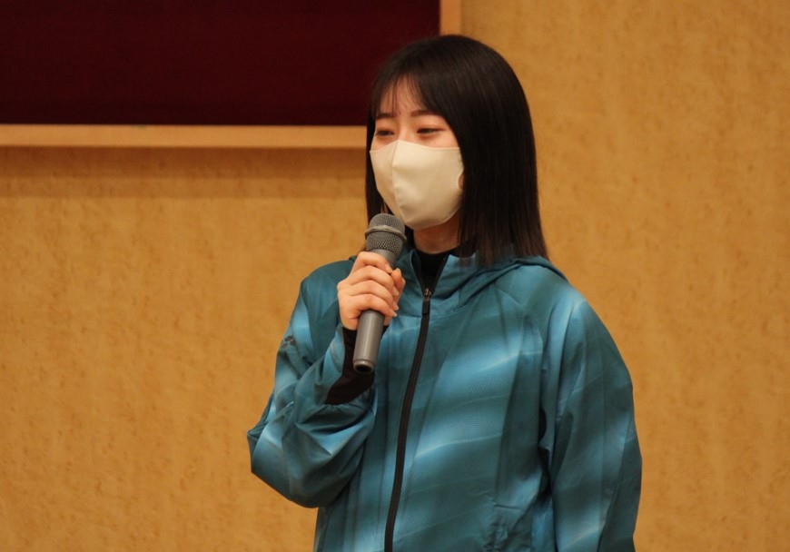 学生スタッフの活動を紹介する松藤凪沙さん(理学部生物化学科2年)