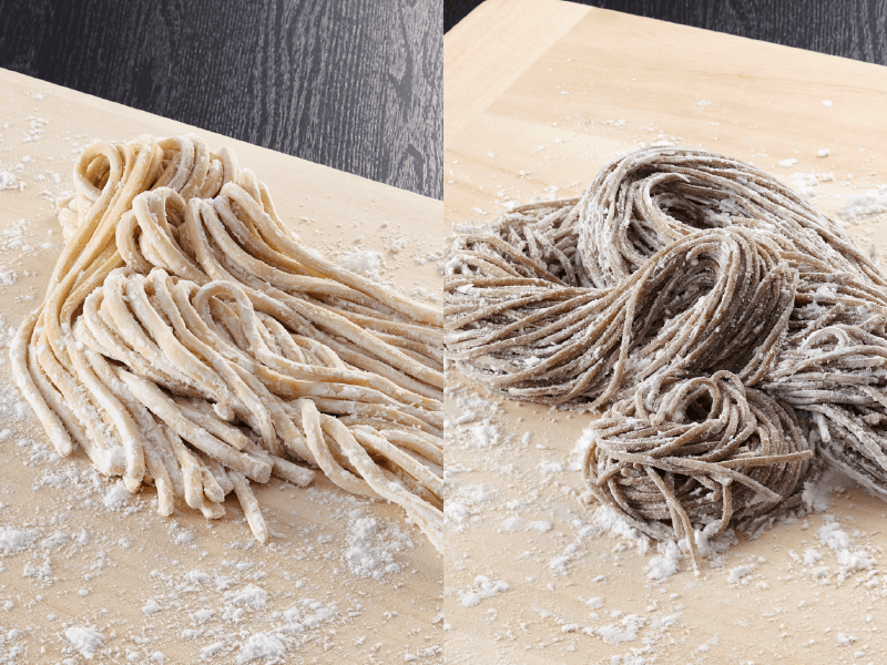 打ち立ての生麺 (左:うどん、右:蕎麦)