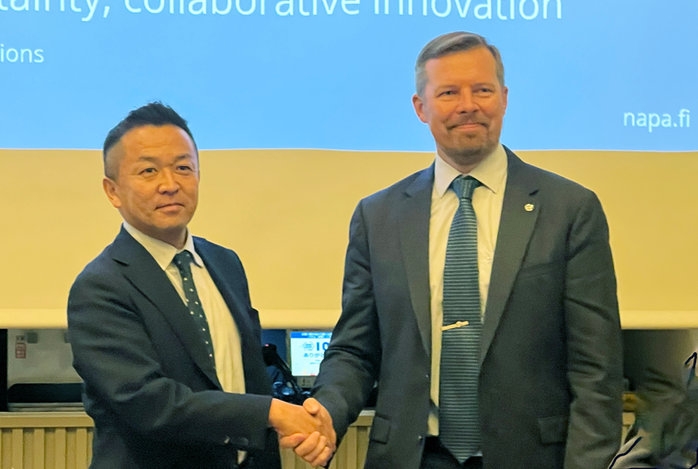 NAPA CEO ミッコ・クオサ(右)とNAPA Japan代表取締役社長 の水谷直樹(左)
