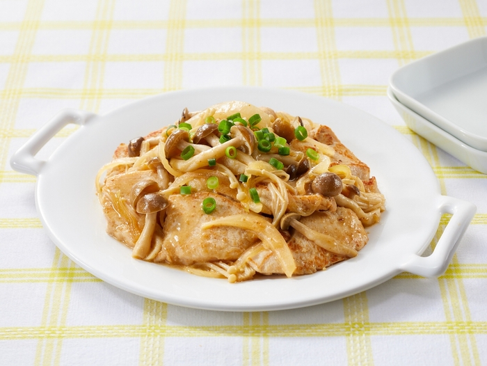 すりおろしオニオンドレッシングで! 鶏むね肉ときのこのソテー