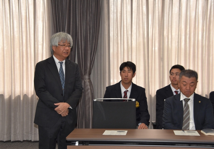 王座決定戦を振り返る渋井部長