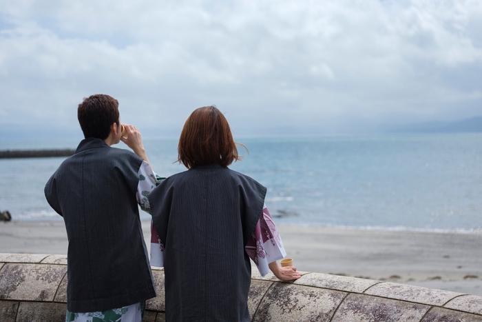 さざ波カフェでは、錦江湾と大隅半島を眺めながら非日常の朝をお過ごしいただけます。(イメージ)