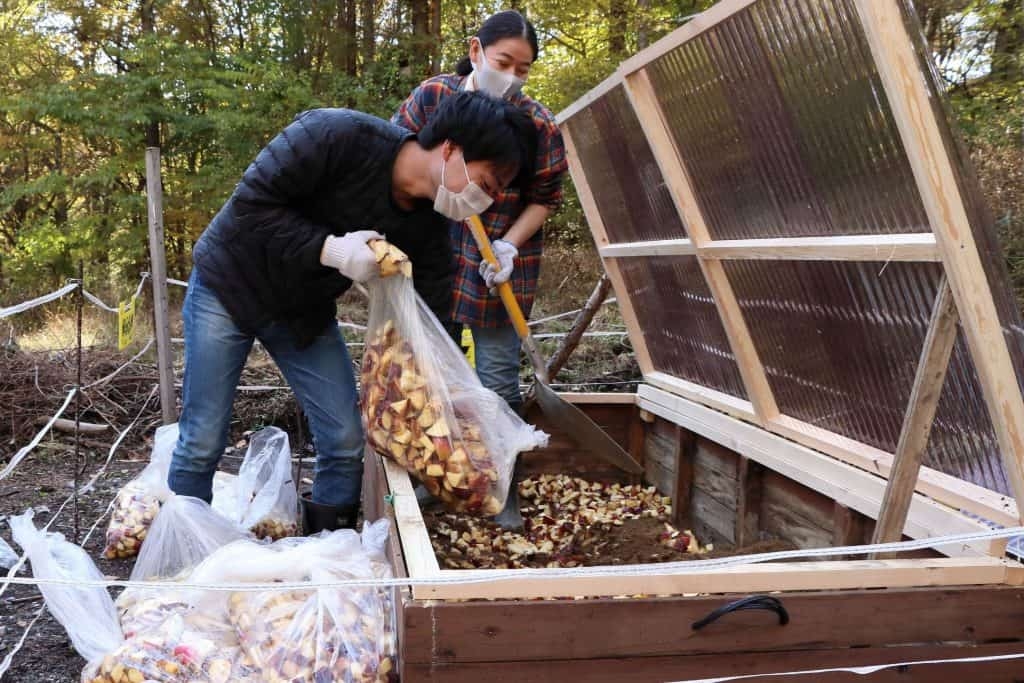 軽井沢星野エリア内の敷地にて、トンボの湯スタッフが堆肥化に取り組む様子