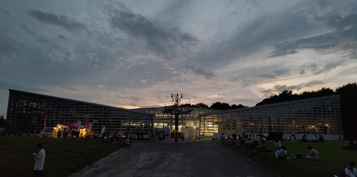 大温室 夜間開園の様子(令和4年撮影)