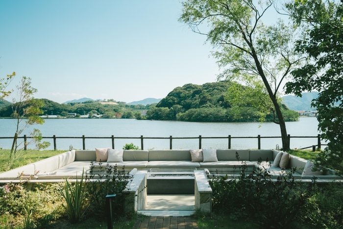 開放的な湖の眺め/ファイヤーラウンジ