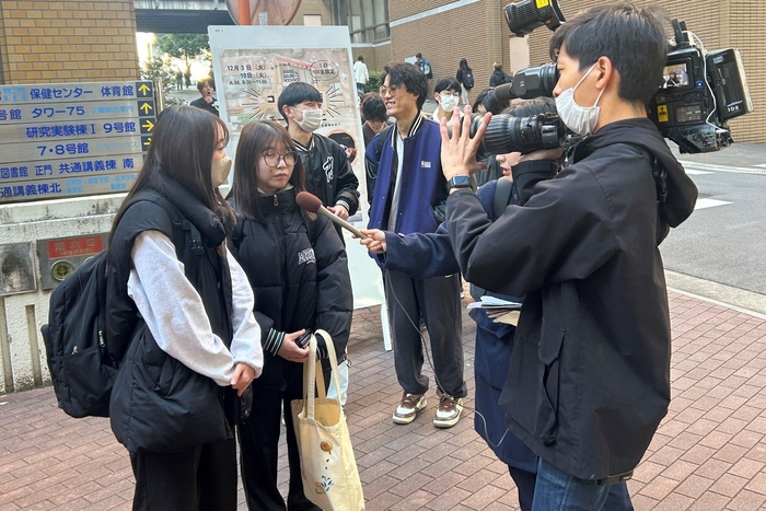 テレビ局の取材を受ける学生