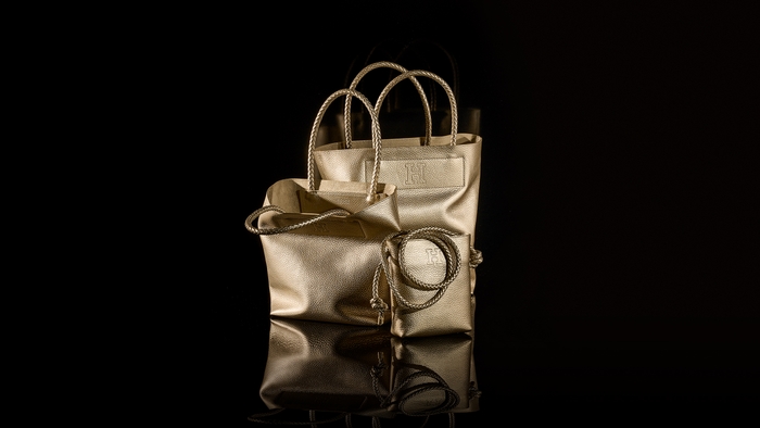 大きいサイズのトートでも重さがわずか600g未満 レザートートバッグ L ¥51,700(税込)