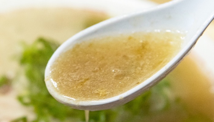 豚骨独特の臭みがなく、香ばしい味わいのスープ