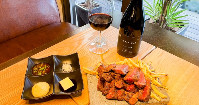 Cable Bay Vineyardsのワインと「ステーキフリッツ」のイメージ