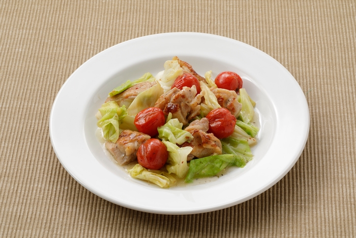 調理例(盛り付けは一人前):キャベツと鶏もも肉の蒸し煮 (レモン&塩麹使用)