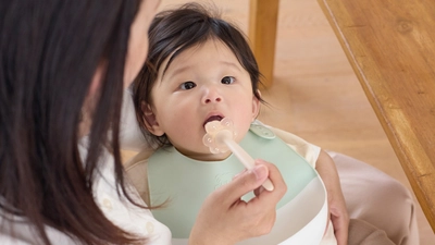 フィーディングのお悩みをサポート！のど突き防止プレート付き 「はなまる離乳食スプーン」8月21日発売