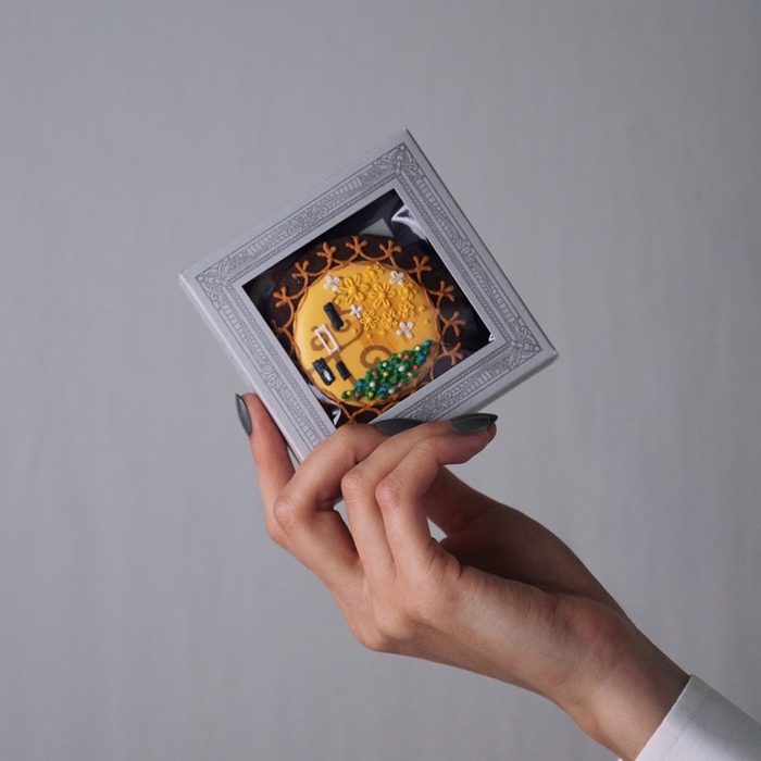 エンボス加工が施された額縁模様の化粧箱