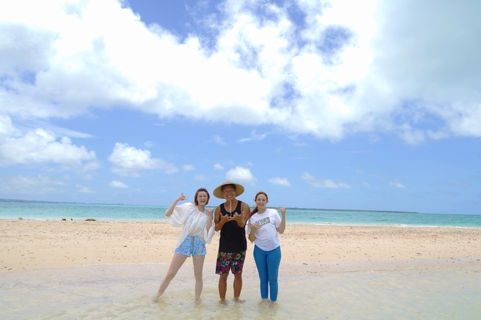 潮の満ち引きで現れる“幻の島”浜島 (左から澪花、内野亮、サーシャ)
