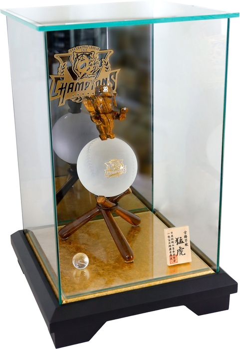 ガラスケースに入った置物