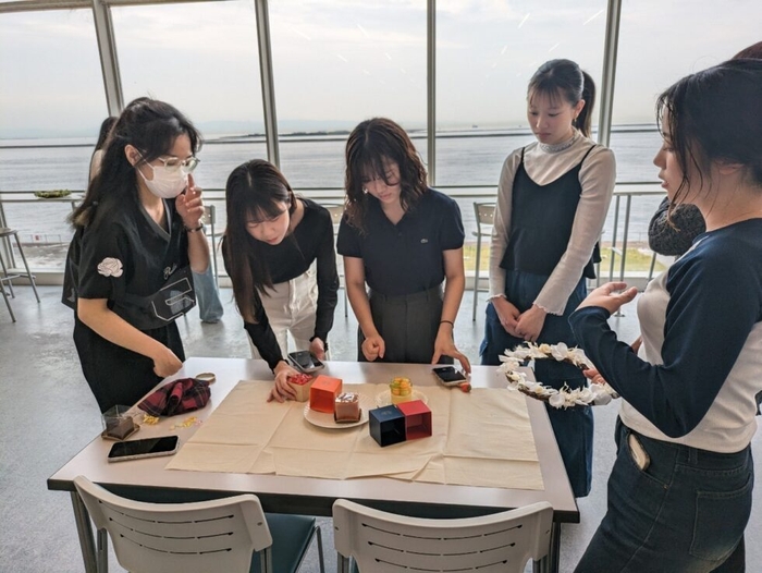 スイーツを撮影する学生